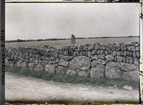 Image représentant Mur de pierres au bord d'un chemin