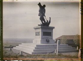 Image représentant Somme, Mont St Quentin, Le monument aux morts du Village