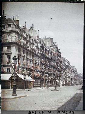 Image représentant La rue de la Paix décorée des drapeaux alliés pour les fêtes de la Victoire des 13 et 14 juillet 1919