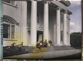 Image représentant Enfants assis sur les marches du manoir du siège des usines Norsk Hydro