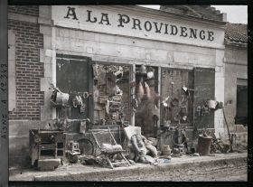 Image représentant Devanture du magasin A la providence après le départ des troupes allemandes