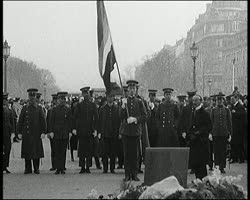 Image représentant Les représentants de l'armée chinoise au tombeau du Soldat Inconnu à l'Arc de Triomphe