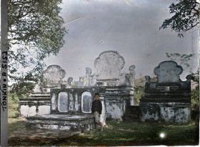 Image représentant Un enfant sur un autel champêtre