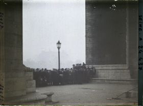 Image représentant La foule à l'Arc de Triomphe à l'occasion du Cinquantenaire de la IIIe République, pour la pose des dalles à la gloire de la République