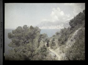 Image représentant Chemin en bordure de la mer