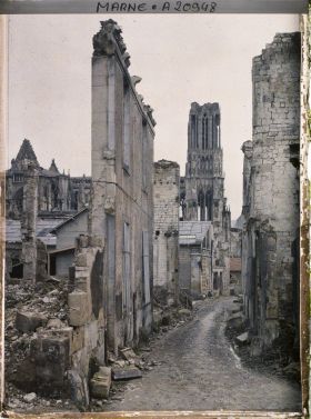 Image représentant France, Reims, Rue de la clef et tour nord de la Cathédrale
