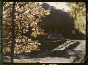 Image représentant Le bassin des Trois Bouillons dans le petit parc