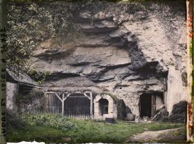 Image représentant Cave dans une rocher avec puits d'entrée