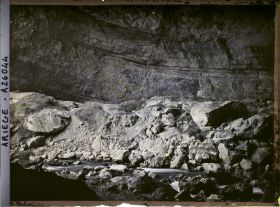 Image représentant De l'intérieur de la grotte vers la sortie