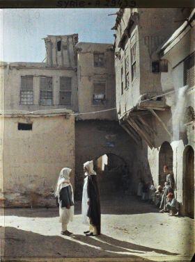 Image représentant Groupe de personnages en tenues traditionnelles dans la rue d'El-Arbals