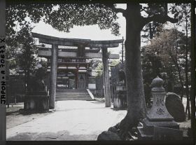 Image représentant Sanctuaire Fushimi Inari : torii et porte monumentale