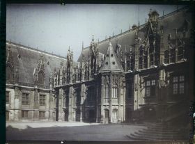 Image représentant Le palais de justice vu de la cour