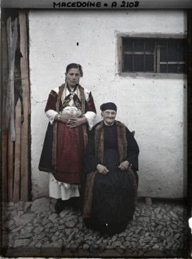 Image représentant La femme du 383 avec la vieille mère du maire en costume de ville