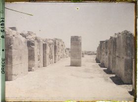 Image représentant Le palais. Le couloir central de magasins reliant la cour occidentale et centrale