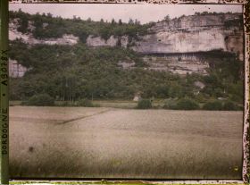 Image représentant France, Deux vues qui se suivent de gauche à dr. représentant les Laugerie en panorama ; seigles inégaux