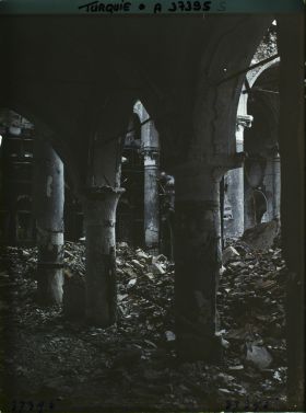 Image représentant Turquie, Smyrne, Incendie de Smyrne en Septembre 1922, Quartier Tchayirli-Bagtché (même quartier) Eglise Grecque de St Dimitri Intérieur