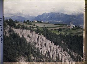 Image représentant Les Pyramides de terre (ou Cheminées de Fées) de Renon et le hameau de Monte di Mezzo (Mittelberg)
