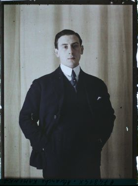 Image représentant Monsieur  https://musee-albert-kahn.s-museum.fr/home/NWQ2OTAwYzNmYjZlZTk1ZWQwODJmMjY4L2dlbmVyaWMtbm90aWNlLXRhYi9hdXRob3JpdHkvNjE3YTc5ZjVjZjhiODk2OGIzMzM3ZDIx/5d6900c3fb6ee95ed082f268/generic-notice-tab/authority/617a79ebcf8b8968b3337058 Alexandre Kamenka