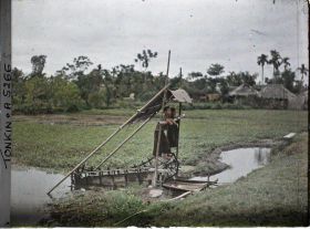 Image représentant Des enfants utilisant une machine à pied, système élévatoire d'eau pour l'irrigation du riz