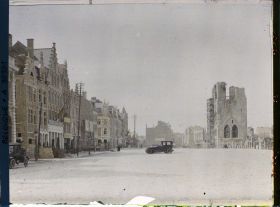 Image représentant Belgique, Ypres, Aspect de la Place du Marché et les Halles nord