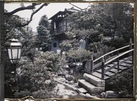 Image représentant Entrée et jardin d'un Ryokan (hôtel-restaurant traditionnel)