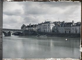 Image représentant Le vieux pont de la Marne détruit en 1918, à droite, un bateau coulé la Samaritaine et le quai des Baigneuses