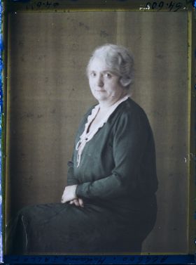 Image représentant https://musee-albert-kahn.s-museum.fr/home/NWQ2OTAwYzNmYjZlZTk1ZWQwODJmMjY4L2dlbmVyaWMtbm90aWNlLXRhYi9hdXRob3JpdHkvNjE3YTc5ZjVjZjhiODk2OGIzMzM3ZDIx/5d6900c3fb6ee95ed082f268/generic-notice-tab/authority/617a79ebcf8b8968b3336fb3 Madame Jallot