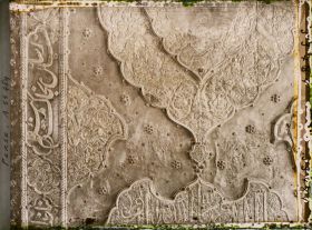 Image représentant La Madreseh Mader-i-Chah, école coranique dite "de la mère du Chah", détail d'une porte en bois recouvert d'argent