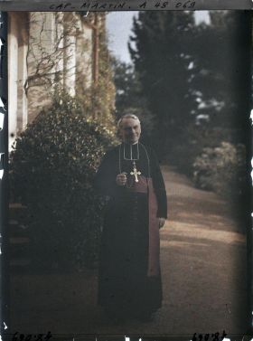 Image représentant Monseigneur Ricard, évêque de Nice, devant la villa Miramar dans la propriété d'Albert Kahn