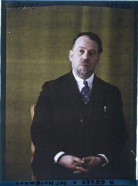 Image représentant https://musee-albert-kahn.s-museum.fr/home/NWQ2OTAwYzNmYjZlZTk1ZWQwODJmMjY4L2dlbmVyaWMtbm90aWNlLXRhYi9hdXRob3JpdHkvNjE3YTc5ZjVjZjhiODk2OGIzMzM3ZDIx/5d6900c3fb6ee95ed082f268/generic-notice-tab/authority/617a79ebcf8b8968b33374cc Monsieur Nordmann