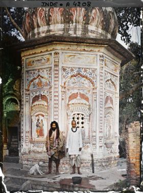 Image représentant Brahmane et sadhu devant un templion dédié à Krishna, avatar de Vishnu