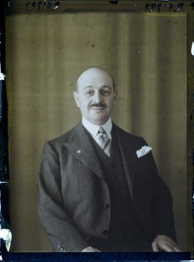 Image représentant https://musee-albert-kahn.s-museum.fr/home/NWQ2OTAwYzNmYjZlZTk1ZWQwODJmMjY4L2dlbmVyaWMtbm90aWNlLXRhYi9hdXRob3JpdHkvNjE3YTc5ZjVjZjhiODk2OGIzMzM3ZDIx/5d6900c3fb6ee95ed082f268/generic-notice-tab/authority/617a79ebcf8b8968b3337aa3 Monsieur Hippolyte Worms