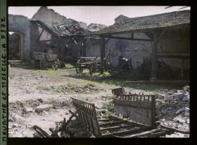 Image représentant France, Haraucourt, Autre vue de la même Cour avec char brisé au 1er plan.