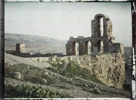 Image représentant Le haut du mur des fonds de scène (avec ses arcades en plein centre) de l'Odéon d'Herode Atticus