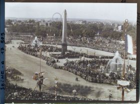 Image représentant La foule place de la Concorde pour le 14 juillet 1919, vue prise depuis le Ministère de la Marine