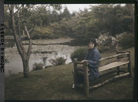 Image représentant Japonaise dans le jardin d'une résidence