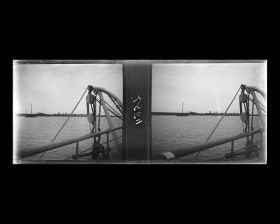 Image représentant Un bossoir d'ancre du vapeur chinois Kiang-Yu et la rive du Yangzijiang ("fleuve Bleu")