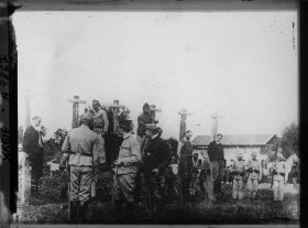 Image représentant Partisans serbes pendus par des soldats autrichiens