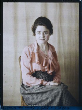 Image représentant https://musee-albert-kahn.s-museum.fr/home/NWQ2OTAwYzNmYjZlZTk1ZWQwODJmMjY4L2dlbmVyaWMtbm90aWNlLXRhYi9hdXRob3JpdHkvNjE3YTc5ZjVjZjhiODk2OGIzMzM3ZDIx/5d6900c3fb6ee95ed082f268/generic-notice-tab/authority/617a79ebcf8b8968b3337c26 La fiancée du capitaine Dufourcq