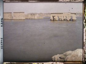 Image représentant Vue sur le premier et le deuxième pylône du temple immergé d'Isis