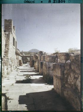 Image représentant Dans la partie occidentale du Palais, le corridor des magasins (réserves de denrées), vu vers le sud. Au fond, le Mont Iouktas (810 m)