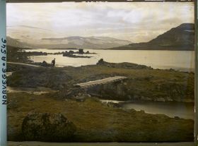 Image représentant le lac Finsevatnet et le glacier Hardangerjökulen