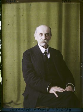 Image représentant https://musee-albert-kahn.s-museum.fr/home/NWQ2OTAwYzNmYjZlZTk1ZWQwODJmMjY4L2dlbmVyaWMtbm90aWNlLXRhYi9hdXRob3JpdHkvNjE3YTc5ZjVjZjhiODk2OGIzMzM3ZDIx/5d6900c3fb6ee95ed082f268/generic-notice-tab/authority/617a79ebcf8b8968b33367b5 Monsieur Arsène d'Arsonval