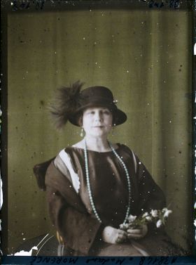 Image représentant https://musee-albert-kahn.s-museum.fr/home/NWQ2OTAwYzNmYjZlZTk1ZWQwODJmMjY4L2dlbmVyaWMtbm90aWNlLXRhYi9hdXRob3JpdHkvNjE3YTc5ZjVjZjhiODk2OGIzMzM3ZDIx/5d6900c3fb6ee95ed082f268/generic-notice-tab/authority/617a79ebcf8b8968b333741c Madame Yvonne Morancé