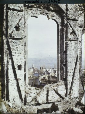 Image représentant Turquie, Alacheir, Ruines de l'Ecole et échappée sur la Ville autre aspect