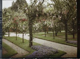 Image représentant Portion d'axe central du verger-roseraie, vue vers le sud-est, après le rond-point, côté dépendance