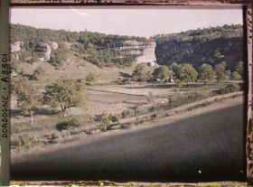 Image représentant France, Régnac, Le rocher de Font de gaume et la Beune au 1er plan en bas