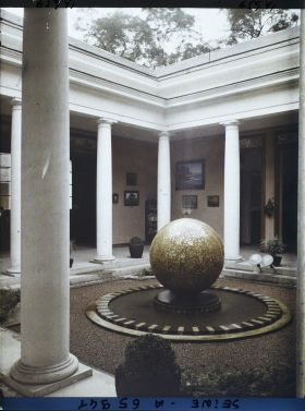 Image représentant L'Exposition Coloniale Internationale de 1931, la cour du pavillon de la Réunion