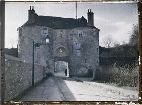 Image représentant La porte Saint-Pierre, une des quatre portes de la ville au Moyen Age, et le garde du château