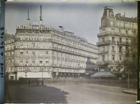 Image représentant L'emprunt national de 1920 aux Galeries Lafayette, à l'angle du boulevard Haussmann et de la rue Lafayette